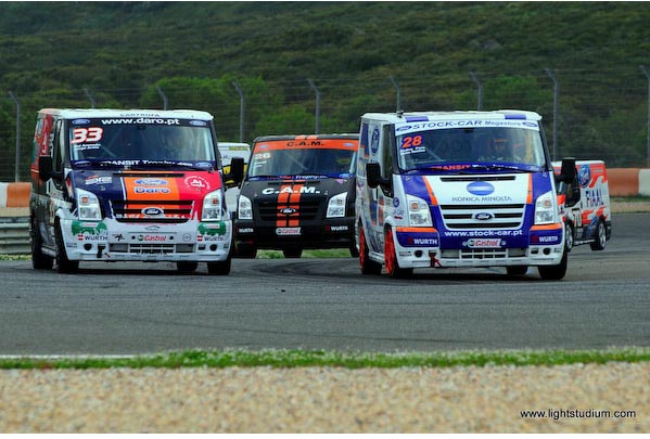 La Ford Transit es de serie, ha sido aligerada mediante paneles plásticos y cuenta con suspensión más enérgica.